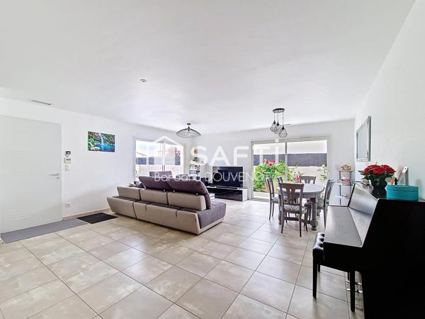 Villa récente de 120 m² sur 335 m² de terrain - 3 chambres, garage, terrasses et piscine.