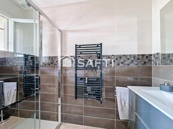 Villa récente de 120 m² sur 335 m² de terrain - 3 chambres, garage, terrasses et piscine.