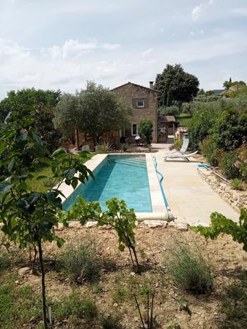Mas provençal en pierres avec piscine et T2
