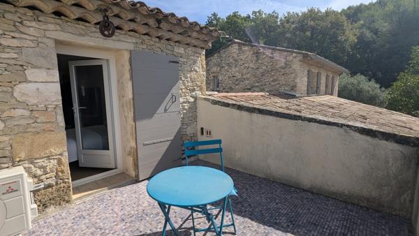 Mas provençal en pierres avec piscine et T2