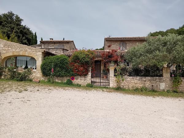 Mas provençal en pierres avec piscine et T2