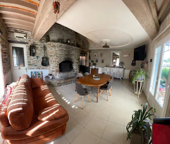 Maison en pierre de caractère – 175 m² habitables – Dépendances 100 m² – LA BARRE DE SEMILLY (50)