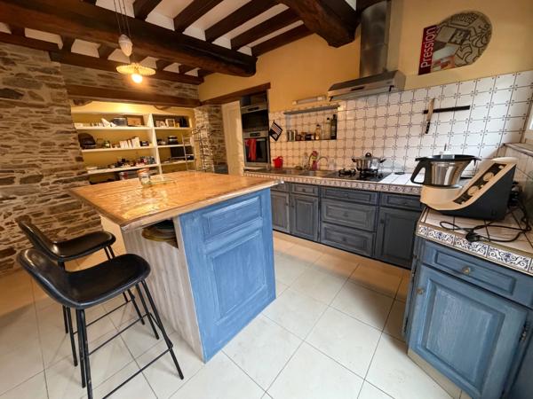Maison en pierre de caractère – 175 m² habitables – Dépendances 100 m² – LA BARRE DE SEMILLY (50)