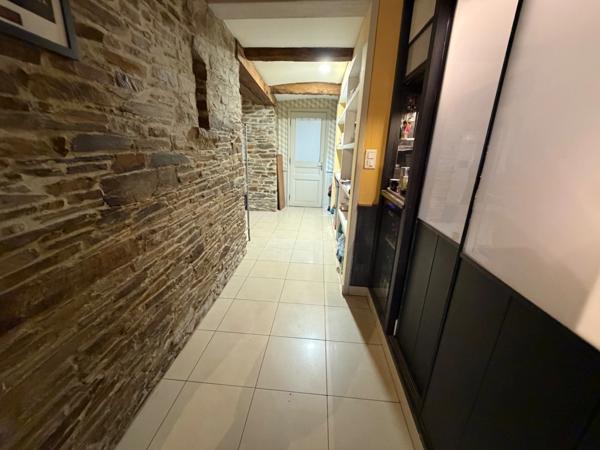 Maison en pierre de caractère – 175 m² habitables – Dépendances 100 m² – LA BARRE DE SEMILLY (50)