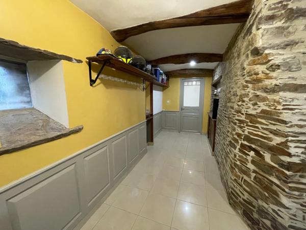 Maison en pierre de caractère – 175 m² habitables – Dépendances 100 m² – LA BARRE DE SEMILLY (50)