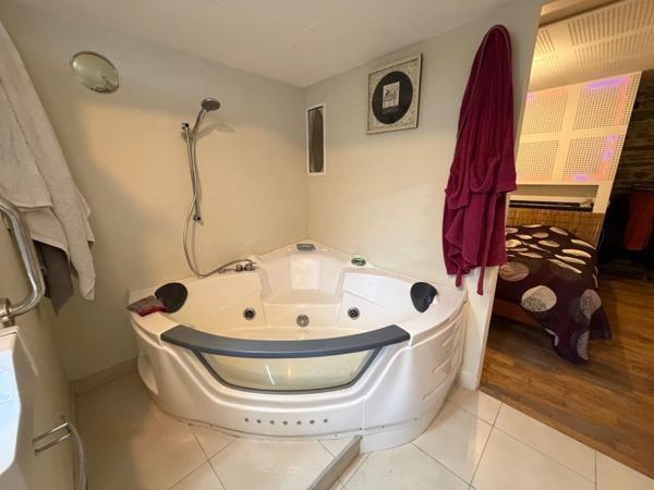 Maison en pierre de caractère – 175 m² habitables – Dépendances 100 m² – LA BARRE DE SEMILLY (50)