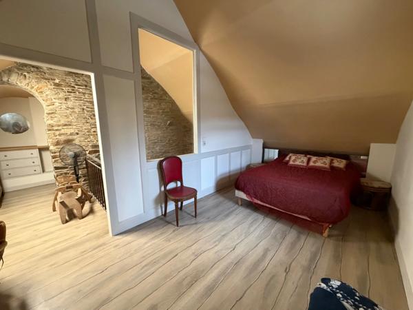 Maison en pierre de caractère – 175 m² habitables – Dépendances 100 m² – LA BARRE DE SEMILLY (50)