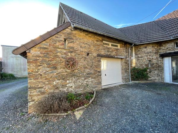 Maison en pierre de caractère – 175 m² habitables – Dépendances 100 m² – LA BARRE DE SEMILLY (50)