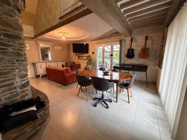 Maison en pierre de caractère – 175 m² habitables – Dépendances 100 m² – LA BARRE DE SEMILLY (50)