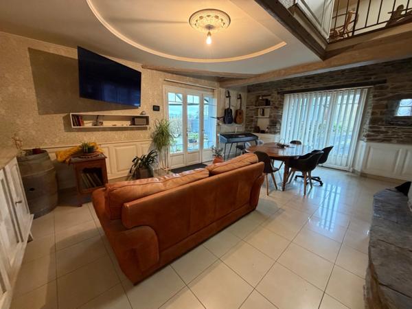 Maison en pierre de caractère – 175 m² habitables – Dépendances 100 m² – LA BARRE DE SEMILLY (50)