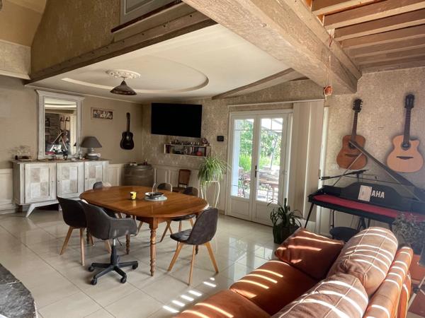 Maison en pierre de caractère – 175 m² habitables – Dépendances 100 m² – LA BARRE DE SEMILLY (50)