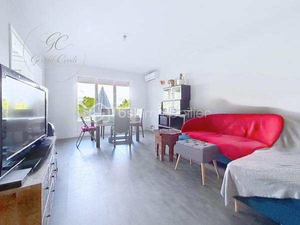 GRASSE – LE MAS SAINT-CLAUDE
Exclusivité Gérald COVILI - BSK IMMOBILIER

Dans un environnement résidentiel recherché et verdoyant, au sein de la résidence du Mas Saint-Claude, découvrez ce superbe appartement 4 pièces de 74 m² situé en rez-de-chaussée surélevé, bénéficiant d’une agréable luminosité et d’une magnifique vue dégagée sur les collines grassoises.

L’appartement offre un vaste espace de vie convivial et lumineux ouvrant sur sur une belle terrasse filante, idéal pour profiter pleinement du calme et du panorama.
La cuisine, entièrement aménagée et équipée, séduit par ses volumes et sa fonctionnalité.

L’espace nuit se compose de trois chambres confortables, d’une salle d’eau avec WC, d’une salle de bains ainsi que d’un WC indépendant.

L’ensemble propose de beaux volumes, une belle circulation des espaces ainsi qu’un fort potentiel de personnalisation dans un cadre de vie paisible au cœur d’une copropriété entretenue. Une climatisation installée dans le salon vient compléter le confort quotidien.

Une cave ainsi qu’un garage fermé complètent ce bien.

À proximité immédiate des commerces, écoles et axes principaux, cet appartement réunit confort, fonctionnalité et qualité de vie dans un secteur particulièrement apprécié de Grasse.

À visiter sans tarder – Coup de cœur assuré !
Contacter Gérald COVILI au 06.14.42.87.03