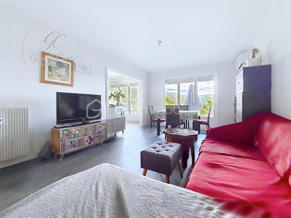 GRASSE – LE MAS SAINT-CLAUDE
Exclusivité Gérald COVILI - BSK IMMOBILIER

Dans un environnement résidentiel recherché et verdoyant, au sein de la résidence du Mas Saint-Claude, découvrez ce superbe appartement 4 pièces de 74 m² situé en rez-de-chaussée surélevé, bénéficiant d’une agréable luminosité et d’une magnifique vue dégagée sur les collines grassoises.

L’appartement offre un vaste espace de vie convivial et lumineux ouvrant sur sur une belle terrasse filante, idéal pour profiter pleinement du calme et du panorama.
La cuisine, entièrement aménagée et équipée, séduit par ses volumes et sa fonctionnalité.

L’espace nuit se compose de trois chambres confortables, d’une salle d’eau avec WC, d’une salle de bains ainsi que d’un WC indépendant.

L’ensemble propose de beaux volumes, une belle circulation des espaces ainsi qu’un fort potentiel de personnalisation dans un cadre de vie paisible au cœur d’une copropriété entretenue. Une climatisation installée dans le salon vient compléter le confort quotidien.

Une cave ainsi qu’un garage fermé complètent ce bien.

À proximité immédiate des commerces, écoles et axes principaux, cet appartement réunit confort, fonctionnalité et qualité de vie dans un secteur particulièrement apprécié de Grasse.

À visiter sans tarder – Coup de cœur assuré !
Contacter Gérald COVILI au 06.14.42.87.03