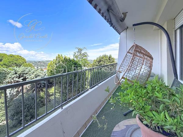 GRASSE – LE MAS SAINT-CLAUDE
Exclusivité Gérald COVILI - BSK IMMOBILIER

Dans un environnement résidentiel recherché et verdoyant, au sein de la résidence du Mas Saint-Claude, découvrez ce superbe appartement 4 pièces de 74 m² situé en rez-de-chaussée surélevé, bénéficiant d’une agréable luminosité et d’une magnifique vue dégagée sur les collines grassoises.

L’appartement offre un vaste espace de vie convivial et lumineux ouvrant sur sur une belle terrasse filante, idéal pour profiter pleinement du calme et du panorama.
La cuisine, entièrement aménagée et équipée, séduit par ses volumes et sa fonctionnalité.

L’espace nuit se compose de trois chambres confortables, d’une salle d’eau avec WC, d’une salle de bains ainsi que d’un WC indépendant.

L’ensemble propose de beaux volumes, une belle circulation des espaces ainsi qu’un fort potentiel de personnalisation dans un cadre de vie paisible au cœur d’une copropriété entretenue. Une climatisation installée dans le salon vient compléter le confort quotidien.

Une cave ainsi qu’un garage fermé complètent ce bien.

À proximité immédiate des commerces, écoles et axes principaux, cet appartement réunit confort, fonctionnalité et qualité de vie dans un secteur particulièrement apprécié de Grasse.

À visiter sans tarder – Coup de cœur assuré !
Contacter Gérald COVILI au 06.14.42.87.03