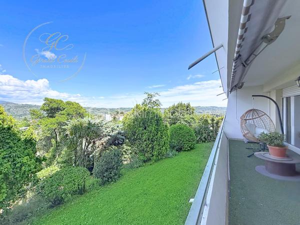 GRASSE – LE MAS SAINT-CLAUDE
Exclusivité Gérald COVILI - BSK IMMOBILIER

Dans un environnement résidentiel recherché et verdoyant, au sein de la résidence du Mas Saint-Claude, découvrez ce superbe appartement 4 pièces de 74 m² situé en rez-de-chaussée surélevé, bénéficiant d’une agréable luminosité et d’une magnifique vue dégagée sur les collines grassoises.

L’appartement offre un vaste espace de vie convivial et lumineux ouvrant sur sur une belle terrasse filante, idéal pour profiter pleinement du calme et du panorama.
La cuisine, entièrement aménagée et équipée, séduit par ses volumes et sa fonctionnalité.

L’espace nuit se compose de trois chambres confortables, d’une salle d’eau avec WC, d’une salle de bains ainsi que d’un WC indépendant.

L’ensemble propose de beaux volumes, une belle circulation des espaces ainsi qu’un fort potentiel de personnalisation dans un cadre de vie paisible au cœur d’une copropriété entretenue. Une climatisation installée dans le salon vient compléter le confort quotidien.

Une cave ainsi qu’un garage fermé complètent ce bien.

À proximité immédiate des commerces, écoles et axes principaux, cet appartement réunit confort, fonctionnalité et qualité de vie dans un secteur particulièrement apprécié de Grasse.

À visiter sans tarder – Coup de cœur assuré !
Contacter Gérald COVILI au 06.14.42.87.03
