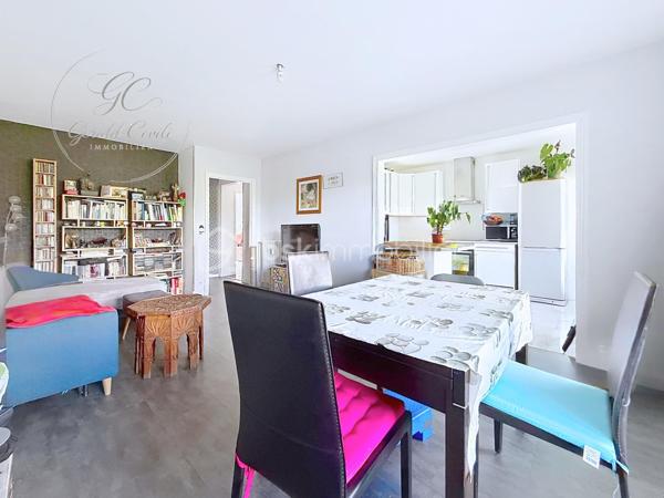 GRASSE – LE MAS SAINT-CLAUDE
Exclusivité Gérald COVILI - BSK IMMOBILIER

Dans un environnement résidentiel recherché et verdoyant, au sein de la résidence du Mas Saint-Claude, découvrez ce superbe appartement 4 pièces de 74 m² situé en rez-de-chaussée surélevé, bénéficiant d’une agréable luminosité et d’une magnifique vue dégagée sur les collines grassoises.

L’appartement offre un vaste espace de vie convivial et lumineux ouvrant sur sur une belle terrasse filante, idéal pour profiter pleinement du calme et du panorama.
La cuisine, entièrement aménagée et équipée, séduit par ses volumes et sa fonctionnalité.

L’espace nuit se compose de trois chambres confortables, d’une salle d’eau avec WC, d’une salle de bains ainsi que d’un WC indépendant.

L’ensemble propose de beaux volumes, une belle circulation des espaces ainsi qu’un fort potentiel de personnalisation dans un cadre de vie paisible au cœur d’une copropriété entretenue. Une climatisation installée dans le salon vient compléter le confort quotidien.

Une cave ainsi qu’un garage fermé complètent ce bien.

À proximité immédiate des commerces, écoles et axes principaux, cet appartement réunit confort, fonctionnalité et qualité de vie dans un secteur particulièrement apprécié de Grasse.

À visiter sans tarder – Coup de cœur assuré !
Contacter Gérald COVILI au 06.14.42.87.03