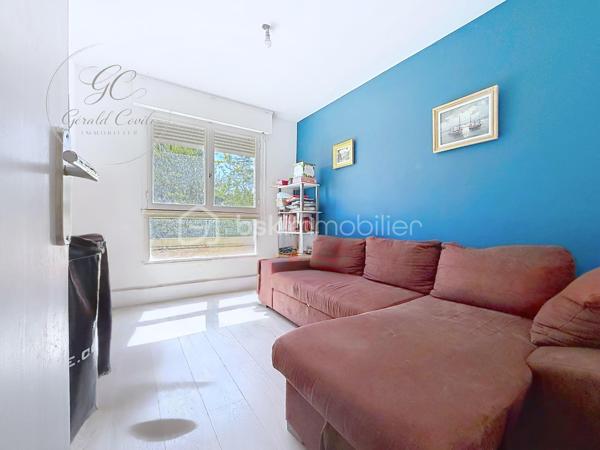 GRASSE – LE MAS SAINT-CLAUDE
Exclusivité Gérald COVILI - BSK IMMOBILIER

Dans un environnement résidentiel recherché et verdoyant, au sein de la résidence du Mas Saint-Claude, découvrez ce superbe appartement 4 pièces de 74 m² situé en rez-de-chaussée surélevé, bénéficiant d’une agréable luminosité et d’une magnifique vue dégagée sur les collines grassoises.

L’appartement offre un vaste espace de vie convivial et lumineux ouvrant sur sur une belle terrasse filante, idéal pour profiter pleinement du calme et du panorama.
La cuisine, entièrement aménagée et équipée, séduit par ses volumes et sa fonctionnalité.

L’espace nuit se compose de trois chambres confortables, d’une salle d’eau avec WC, d’une salle de bains ainsi que d’un WC indépendant.

L’ensemble propose de beaux volumes, une belle circulation des espaces ainsi qu’un fort potentiel de personnalisation dans un cadre de vie paisible au cœur d’une copropriété entretenue. Une climatisation installée dans le salon vient compléter le confort quotidien.

Une cave ainsi qu’un garage fermé complètent ce bien.

À proximité immédiate des commerces, écoles et axes principaux, cet appartement réunit confort, fonctionnalité et qualité de vie dans un secteur particulièrement apprécié de Grasse.

À visiter sans tarder – Coup de cœur assuré !
Contacter Gérald COVILI au 06.14.42.87.03
