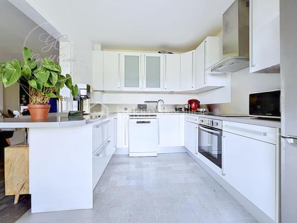 GRASSE – LE MAS SAINT-CLAUDE
Exclusivité Gérald COVILI - BSK IMMOBILIER

Dans un environnement résidentiel recherché et verdoyant, au sein de la résidence du Mas Saint-Claude, découvrez ce superbe appartement 4 pièces de 74 m² situé en rez-de-chaussée surélevé, bénéficiant d’une agréable luminosité et d’une magnifique vue dégagée sur les collines grassoises.

L’appartement offre un vaste espace de vie convivial et lumineux ouvrant sur sur une belle terrasse filante, idéal pour profiter pleinement du calme et du panorama.
La cuisine, entièrement aménagée et équipée, séduit par ses volumes et sa fonctionnalité.

L’espace nuit se compose de trois chambres confortables, d’une salle d’eau avec WC, d’une salle de bains ainsi que d’un WC indépendant.

L’ensemble propose de beaux volumes, une belle circulation des espaces ainsi qu’un fort potentiel de personnalisation dans un cadre de vie paisible au cœur d’une copropriété entretenue. Une climatisation installée dans le salon vient compléter le confort quotidien.

Une cave ainsi qu’un garage fermé complètent ce bien.

À proximité immédiate des commerces, écoles et axes principaux, cet appartement réunit confort, fonctionnalité et qualité de vie dans un secteur particulièrement apprécié de Grasse.

À visiter sans tarder – Coup de cœur assuré !
Contacter Gérald COVILI au 06.14.42.87.03
