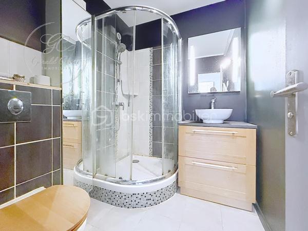 GRASSE – LE MAS SAINT-CLAUDE
Exclusivité Gérald COVILI - BSK IMMOBILIER

Dans un environnement résidentiel recherché et verdoyant, au sein de la résidence du Mas Saint-Claude, découvrez ce superbe appartement 4 pièces de 74 m² situé en rez-de-chaussée surélevé, bénéficiant d’une agréable luminosité et d’une magnifique vue dégagée sur les collines grassoises.

L’appartement offre un vaste espace de vie convivial et lumineux ouvrant sur sur une belle terrasse filante, idéal pour profiter pleinement du calme et du panorama.
La cuisine, entièrement aménagée et équipée, séduit par ses volumes et sa fonctionnalité.

L’espace nuit se compose de trois chambres confortables, d’une salle d’eau avec WC, d’une salle de bains ainsi que d’un WC indépendant.

L’ensemble propose de beaux volumes, une belle circulation des espaces ainsi qu’un fort potentiel de personnalisation dans un cadre de vie paisible au cœur d’une copropriété entretenue. Une climatisation installée dans le salon vient compléter le confort quotidien.

Une cave ainsi qu’un garage fermé complètent ce bien.

À proximité immédiate des commerces, écoles et axes principaux, cet appartement réunit confort, fonctionnalité et qualité de vie dans un secteur particulièrement apprécié de Grasse.

À visiter sans tarder – Coup de cœur assuré !
Contacter Gérald COVILI au 06.14.42.87.03