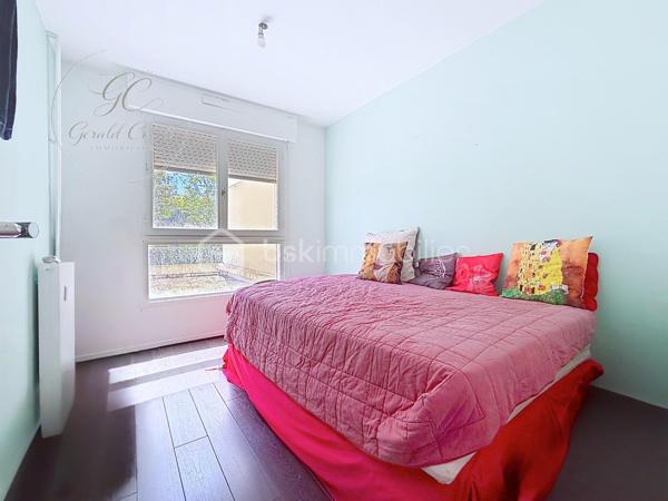 GRASSE – LE MAS SAINT-CLAUDE
Exclusivité Gérald COVILI - BSK IMMOBILIER

Dans un environnement résidentiel recherché et verdoyant, au sein de la résidence du Mas Saint-Claude, découvrez ce superbe appartement 4 pièces de 74 m² situé en rez-de-chaussée surélevé, bénéficiant d’une agréable luminosité et d’une magnifique vue dégagée sur les collines grassoises.

L’appartement offre un vaste espace de vie convivial et lumineux ouvrant sur sur une belle terrasse filante, idéal pour profiter pleinement du calme et du panorama.
La cuisine, entièrement aménagée et équipée, séduit par ses volumes et sa fonctionnalité.

L’espace nuit se compose de trois chambres confortables, d’une salle d’eau avec WC, d’une salle de bains ainsi que d’un WC indépendant.

L’ensemble propose de beaux volumes, une belle circulation des espaces ainsi qu’un fort potentiel de personnalisation dans un cadre de vie paisible au cœur d’une copropriété entretenue. Une climatisation installée dans le salon vient compléter le confort quotidien.

Une cave ainsi qu’un garage fermé complètent ce bien.

À proximité immédiate des commerces, écoles et axes principaux, cet appartement réunit confort, fonctionnalité et qualité de vie dans un secteur particulièrement apprécié de Grasse.

À visiter sans tarder – Coup de cœur assuré !
Contacter Gérald COVILI au 06.14.42.87.03