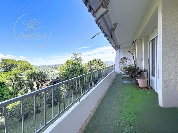 GRASSE – LE MAS SAINT-CLAUDE
Exclusivité Gérald COVILI - BSK IMMOBILIER

Dans un environnement résidentiel recherché et verdoyant, au sein de la résidence du Mas Saint-Claude, découvrez ce superbe appartement 4 pièces de 74 m² situé en rez-de-chaussée surélevé, bénéficiant d’une agréable luminosité et d’une magnifique vue dégagée sur les collines grassoises.

L’appartement offre un vaste espace de vie convivial et lumineux ouvrant sur sur une belle terrasse filante, idéal pour profiter pleinement du calme et du panorama.
La cuisine, entièrement aménagée et équipée, séduit par ses volumes et sa fonctionnalité.

L’espace nuit se compose de trois chambres confortables, d’une salle d’eau avec WC, d’une salle de bains ainsi que d’un WC indépendant.

L’ensemble propose de beaux volumes, une belle circulation des espaces ainsi qu’un fort potentiel de personnalisation dans un cadre de vie paisible au cœur d’une copropriété entretenue. Une climatisation installée dans le salon vient compléter le confort quotidien.

Une cave ainsi qu’un garage fermé complètent ce bien.

À proximité immédiate des commerces, écoles et axes principaux, cet appartement réunit confort, fonctionnalité et qualité de vie dans un secteur particulièrement apprécié de Grasse.

À visiter sans tarder – Coup de cœur assuré !
Contacter Gérald COVILI au 06.14.42.87.03