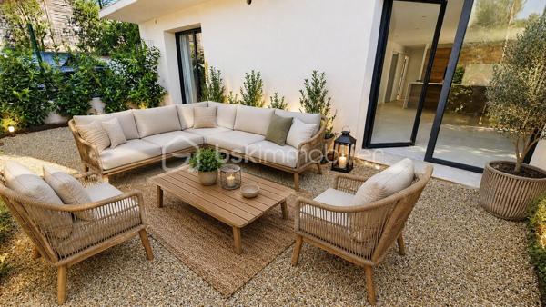Votre conseillère Fabienne RIGAUD Bskimmobilier vous propose à Sainte-Maxime :

À seulement 500 mètres de la mer et 800 mètres du centre-ville, découvrez ce superbe appartement T4 neuf de 106 m², situé en rez-de-jardin d'une villa dans un environnement calme et recherché.

Pensé comme une maison et conçu comme un appartement, ce bien offre un art de vivre privilégié à quelques pas de la mer.

Entièrement de plain-pied et sans aucune marche, il bénéficie de deux espaces extérieurs avec jardins paysagers, équipés d'un arrosage automatique et nécessitant peu d'entretien. Sa double exposition Est/Ouest lui assure une luminosité optimale tout au long de la journée.

Neuf et jamais habité, il est disponible immédiatement : posez simplement vos valises et profitez.

Vous découvrirez une vaste pièce de vie d'environ 50 m² avec une cuisine américaine haut de gamme entièrement équipée et son îlot central. Cet espace s'ouvre directement sur un agréable jardin paysager exposé Est.

Un cellier complète l'espace de vie.

L'espace nuit se compose de deux chambres disposant chacune de leur salle d'eau privative, ainsi que d'une magnifique suite parentale avec grand dressing, salle de bains comprenant douche et baignoire, et WC indépendant.

La climatisation est présente dans l'ensemble des pièces pour un confort optimal tout au long de l'année.

À l'extérieur, un second jardin exposé Ouest vous permettra de profiter en toute tranquillité.

Prestations de qualité :
• Cuisine entièrement équipée haut de gamme
• Climatisation dans toutes les pièces
• Fibre optique
• Arrosage automatique
• Jardins paysagers déjà aménagés
• Résidence intimiste de seulement 2 lots

Pour votre confort :
• 3 places de parking privatives

Un bien rare sur le marché maximois, alliant le confort du neuf, des prestations de qualité et un emplacement privilégié à proximité immédiate des plages et des commodités.

Les photos donnent un aperçu, mais seule une visite vous permettra d'apprécier pleinement la qualité de ce bien. Contactez Fabienne RIGAUD – BSK Immobilier au 06 60 81 38 06.