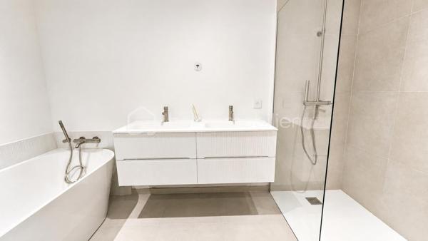 Votre conseillère Fabienne RIGAUD Bskimmobilier vous propose à Sainte-Maxime :

À seulement 500 mètres de la mer et 800 mètres du centre-ville, découvrez ce superbe appartement T4 neuf de 106 m², situé en rez-de-jardin d'une villa dans un environnement calme et recherché.

Pensé comme une maison et conçu comme un appartement, ce bien offre un art de vivre privilégié à quelques pas de la mer.

Entièrement de plain-pied et sans aucune marche, il bénéficie de deux espaces extérieurs avec jardins paysagers, équipés d'un arrosage automatique et nécessitant peu d'entretien. Sa double exposition Est/Ouest lui assure une luminosité optimale tout au long de la journée.

Neuf et jamais habité, il est disponible immédiatement : posez simplement vos valises et profitez.

Vous découvrirez une vaste pièce de vie d'environ 50 m² avec une cuisine américaine haut de gamme entièrement équipée et son îlot central. Cet espace s'ouvre directement sur un agréable jardin paysager exposé Est.

Un cellier complète l'espace de vie.

L'espace nuit se compose de deux chambres disposant chacune de leur salle d'eau privative, ainsi que d'une magnifique suite parentale avec grand dressing, salle de bains comprenant douche et baignoire, et WC indépendant.

La climatisation est présente dans l'ensemble des pièces pour un confort optimal tout au long de l'année.

À l'extérieur, un second jardin exposé Ouest vous permettra de profiter en toute tranquillité.

Prestations de qualité :
• Cuisine entièrement équipée haut de gamme
• Climatisation dans toutes les pièces
• Fibre optique
• Arrosage automatique
• Jardins paysagers déjà aménagés
• Résidence intimiste de seulement 2 lots

Pour votre confort :
• 3 places de parking privatives

Un bien rare sur le marché maximois, alliant le confort du neuf, des prestations de qualité et un emplacement privilégié à proximité immédiate des plages et des commodités.

Les photos donnent un aperçu, mais seule une visite vous permettra d'apprécier pleinement la qualité de ce bien. Contactez Fabienne RIGAUD – BSK Immobilier au 06 60 81 38 06.