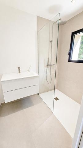 Votre conseillère Fabienne RIGAUD Bskimmobilier vous propose à Sainte-Maxime :

À seulement 500 mètres de la mer et 800 mètres du centre-ville, découvrez ce superbe appartement T4 neuf de 106 m², situé en rez-de-jardin d'une villa dans un environnement calme et recherché.

Pensé comme une maison et conçu comme un appartement, ce bien offre un art de vivre privilégié à quelques pas de la mer.

Entièrement de plain-pied et sans aucune marche, il bénéficie de deux espaces extérieurs avec jardins paysagers, équipés d'un arrosage automatique et nécessitant peu d'entretien. Sa double exposition Est/Ouest lui assure une luminosité optimale tout au long de la journée.

Neuf et jamais habité, il est disponible immédiatement : posez simplement vos valises et profitez.

Vous découvrirez une vaste pièce de vie d'environ 50 m² avec une cuisine américaine haut de gamme entièrement équipée et son îlot central. Cet espace s'ouvre directement sur un agréable jardin paysager exposé Est.

Un cellier complète l'espace de vie.

L'espace nuit se compose de deux chambres disposant chacune de leur salle d'eau privative, ainsi que d'une magnifique suite parentale avec grand dressing, salle de bains comprenant douche et baignoire, et WC indépendant.

La climatisation est présente dans l'ensemble des pièces pour un confort optimal tout au long de l'année.

À l'extérieur, un second jardin exposé Ouest vous permettra de profiter en toute tranquillité.

Prestations de qualité :
• Cuisine entièrement équipée haut de gamme
• Climatisation dans toutes les pièces
• Fibre optique
• Arrosage automatique
• Jardins paysagers déjà aménagés
• Résidence intimiste de seulement 2 lots

Pour votre confort :
• 3 places de parking privatives

Un bien rare sur le marché maximois, alliant le confort du neuf, des prestations de qualité et un emplacement privilégié à proximité immédiate des plages et des commodités.

Les photos donnent un aperçu, mais seule une visite vous permettra d'apprécier pleinement la qualité de ce bien. Contactez Fabienne RIGAUD – BSK Immobilier au 06 60 81 38 06.