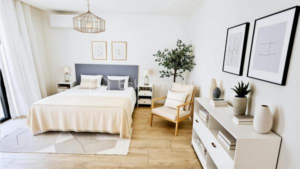 Votre conseillère Fabienne RIGAUD Bskimmobilier vous propose à Sainte-Maxime :

À seulement 500 mètres de la mer et 800 mètres du centre-ville, découvrez ce superbe appartement T4 neuf de 106 m², situé en rez-de-jardin d'une villa dans un environnement calme et recherché.

Pensé comme une maison et conçu comme un appartement, ce bien offre un art de vivre privilégié à quelques pas de la mer.

Entièrement de plain-pied et sans aucune marche, il bénéficie de deux espaces extérieurs avec jardins paysagers, équipés d'un arrosage automatique et nécessitant peu d'entretien. Sa double exposition Est/Ouest lui assure une luminosité optimale tout au long de la journée.

Neuf et jamais habité, il est disponible immédiatement : posez simplement vos valises et profitez.

Vous découvrirez une vaste pièce de vie d'environ 50 m² avec une cuisine américaine haut de gamme entièrement équipée et son îlot central. Cet espace s'ouvre directement sur un agréable jardin paysager exposé Est.

Un cellier complète l'espace de vie.

L'espace nuit se compose de deux chambres disposant chacune de leur salle d'eau privative, ainsi que d'une magnifique suite parentale avec grand dressing, salle de bains comprenant douche et baignoire, et WC indépendant.

La climatisation est présente dans l'ensemble des pièces pour un confort optimal tout au long de l'année.

À l'extérieur, un second jardin exposé Ouest vous permettra de profiter en toute tranquillité.

Prestations de qualité :
• Cuisine entièrement équipée haut de gamme
• Climatisation dans toutes les pièces
• Fibre optique
• Arrosage automatique
• Jardins paysagers déjà aménagés
• Résidence intimiste de seulement 2 lots

Pour votre confort :
• 3 places de parking privatives

Un bien rare sur le marché maximois, alliant le confort du neuf, des prestations de qualité et un emplacement privilégié à proximité immédiate des plages et des commodités.

Les photos donnent un aperçu, mais seule une visite vous permettra d'apprécier pleinement la qualité de ce bien. Contactez Fabienne RIGAUD – BSK Immobilier au 06 60 81 38 06.