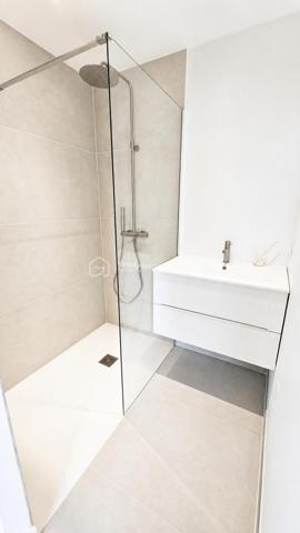 Votre conseillère Fabienne RIGAUD Bskimmobilier vous propose à Sainte-Maxime :

À seulement 500 mètres de la mer et 800 mètres du centre-ville, découvrez ce superbe appartement T4 neuf de 106 m², situé en rez-de-jardin d'une villa dans un environnement calme et recherché.

Pensé comme une maison et conçu comme un appartement, ce bien offre un art de vivre privilégié à quelques pas de la mer.

Entièrement de plain-pied et sans aucune marche, il bénéficie de deux espaces extérieurs avec jardins paysagers, équipés d'un arrosage automatique et nécessitant peu d'entretien. Sa double exposition Est/Ouest lui assure une luminosité optimale tout au long de la journée.

Neuf et jamais habité, il est disponible immédiatement : posez simplement vos valises et profitez.

Vous découvrirez une vaste pièce de vie d'environ 50 m² avec une cuisine américaine haut de gamme entièrement équipée et son îlot central. Cet espace s'ouvre directement sur un agréable jardin paysager exposé Est.

Un cellier complète l'espace de vie.

L'espace nuit se compose de deux chambres disposant chacune de leur salle d'eau privative, ainsi que d'une magnifique suite parentale avec grand dressing, salle de bains comprenant douche et baignoire, et WC indépendant.

La climatisation est présente dans l'ensemble des pièces pour un confort optimal tout au long de l'année.

À l'extérieur, un second jardin exposé Ouest vous permettra de profiter en toute tranquillité.

Prestations de qualité :
• Cuisine entièrement équipée haut de gamme
• Climatisation dans toutes les pièces
• Fibre optique
• Arrosage automatique
• Jardins paysagers déjà aménagés
• Résidence intimiste de seulement 2 lots

Pour votre confort :
• 3 places de parking privatives

Un bien rare sur le marché maximois, alliant le confort du neuf, des prestations de qualité et un emplacement privilégié à proximité immédiate des plages et des commodités.

Les photos donnent un aperçu, mais seule une visite vous permettra d'apprécier pleinement la qualité de ce bien. Contactez Fabienne RIGAUD – BSK Immobilier au 06 60 81 38 06.