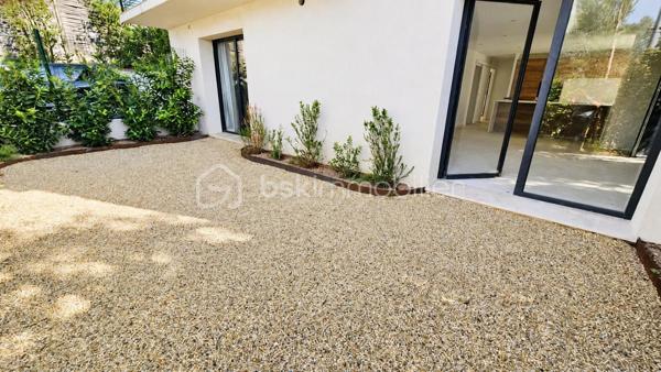 Votre conseillère Fabienne RIGAUD Bskimmobilier vous propose à Sainte-Maxime :

À seulement 500 mètres de la mer et 800 mètres du centre-ville, découvrez ce superbe appartement T4 neuf de 106 m², situé en rez-de-jardin d'une villa dans un environnement calme et recherché.

Pensé comme une maison et conçu comme un appartement, ce bien offre un art de vivre privilégié à quelques pas de la mer.

Entièrement de plain-pied et sans aucune marche, il bénéficie de deux espaces extérieurs avec jardins paysagers, équipés d'un arrosage automatique et nécessitant peu d'entretien. Sa double exposition Est/Ouest lui assure une luminosité optimale tout au long de la journée.

Neuf et jamais habité, il est disponible immédiatement : posez simplement vos valises et profitez.

Vous découvrirez une vaste pièce de vie d'environ 50 m² avec une cuisine américaine haut de gamme entièrement équipée et son îlot central. Cet espace s'ouvre directement sur un agréable jardin paysager exposé Est.

Un cellier complète l'espace de vie.

L'espace nuit se compose de deux chambres disposant chacune de leur salle d'eau privative, ainsi que d'une magnifique suite parentale avec grand dressing, salle de bains comprenant douche et baignoire, et WC indépendant.

La climatisation est présente dans l'ensemble des pièces pour un confort optimal tout au long de l'année.

À l'extérieur, un second jardin exposé Ouest vous permettra de profiter en toute tranquillité.

Prestations de qualité :
• Cuisine entièrement équipée haut de gamme
• Climatisation dans toutes les pièces
• Fibre optique
• Arrosage automatique
• Jardins paysagers déjà aménagés
• Résidence intimiste de seulement 2 lots

Pour votre confort :
• 3 places de parking privatives

Un bien rare sur le marché maximois, alliant le confort du neuf, des prestations de qualité et un emplacement privilégié à proximité immédiate des plages et des commodités.

Les photos donnent un aperçu, mais seule une visite vous permettra d'apprécier pleinement la qualité de ce bien. Contactez Fabienne RIGAUD – BSK Immobilier au 06 60 81 38 06.