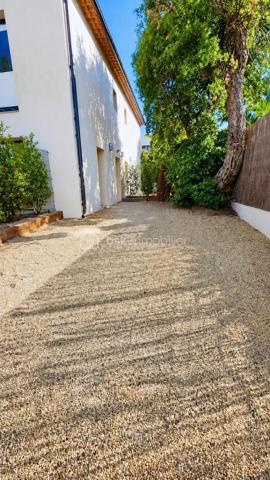 Votre conseillère Fabienne RIGAUD Bskimmobilier vous propose à Sainte-Maxime :

À seulement 500 mètres de la mer et 800 mètres du centre-ville, découvrez ce superbe appartement T4 neuf de 106 m², situé en rez-de-jardin d'une villa dans un environnement calme et recherché.

Pensé comme une maison et conçu comme un appartement, ce bien offre un art de vivre privilégié à quelques pas de la mer.

Entièrement de plain-pied et sans aucune marche, il bénéficie de deux espaces extérieurs avec jardins paysagers, équipés d'un arrosage automatique et nécessitant peu d'entretien. Sa double exposition Est/Ouest lui assure une luminosité optimale tout au long de la journée.

Neuf et jamais habité, il est disponible immédiatement : posez simplement vos valises et profitez.

Vous découvrirez une vaste pièce de vie d'environ 50 m² avec une cuisine américaine haut de gamme entièrement équipée et son îlot central. Cet espace s'ouvre directement sur un agréable jardin paysager exposé Est.

Un cellier complète l'espace de vie.

L'espace nuit se compose de deux chambres disposant chacune de leur salle d'eau privative, ainsi que d'une magnifique suite parentale avec grand dressing, salle de bains comprenant douche et baignoire, et WC indépendant.

La climatisation est présente dans l'ensemble des pièces pour un confort optimal tout au long de l'année.

À l'extérieur, un second jardin exposé Ouest vous permettra de profiter en toute tranquillité.

Prestations de qualité :
• Cuisine entièrement équipée haut de gamme
• Climatisation dans toutes les pièces
• Fibre optique
• Arrosage automatique
• Jardins paysagers déjà aménagés
• Résidence intimiste de seulement 2 lots

Pour votre confort :
• 3 places de parking privatives

Un bien rare sur le marché maximois, alliant le confort du neuf, des prestations de qualité et un emplacement privilégié à proximité immédiate des plages et des commodités.

Les photos donnent un aperçu, mais seule une visite vous permettra d'apprécier pleinement la qualité de ce bien. Contactez Fabienne RIGAUD – BSK Immobilier au 06 60 81 38 06.