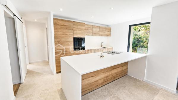 Votre conseillère Fabienne RIGAUD Bskimmobilier vous propose à Sainte-Maxime :

À seulement 500 mètres de la mer et 800 mètres du centre-ville, découvrez ce superbe appartement T4 neuf de 106 m², situé en rez-de-jardin d'une villa dans un environnement calme et recherché.

Pensé comme une maison et conçu comme un appartement, ce bien offre un art de vivre privilégié à quelques pas de la mer.

Entièrement de plain-pied et sans aucune marche, il bénéficie de deux espaces extérieurs avec jardins paysagers, équipés d'un arrosage automatique et nécessitant peu d'entretien. Sa double exposition Est/Ouest lui assure une luminosité optimale tout au long de la journée.

Neuf et jamais habité, il est disponible immédiatement : posez simplement vos valises et profitez.

Vous découvrirez une vaste pièce de vie d'environ 50 m² avec une cuisine américaine haut de gamme entièrement équipée et son îlot central. Cet espace s'ouvre directement sur un agréable jardin paysager exposé Est.

Un cellier complète l'espace de vie.

L'espace nuit se compose de deux chambres disposant chacune de leur salle d'eau privative, ainsi que d'une magnifique suite parentale avec grand dressing, salle de bains comprenant douche et baignoire, et WC indépendant.

La climatisation est présente dans l'ensemble des pièces pour un confort optimal tout au long de l'année.

À l'extérieur, un second jardin exposé Ouest vous permettra de profiter en toute tranquillité.

Prestations de qualité :
• Cuisine entièrement équipée haut de gamme
• Climatisation dans toutes les pièces
• Fibre optique
• Arrosage automatique
• Jardins paysagers déjà aménagés
• Résidence intimiste de seulement 2 lots

Pour votre confort :
• 3 places de parking privatives

Un bien rare sur le marché maximois, alliant le confort du neuf, des prestations de qualité et un emplacement privilégié à proximité immédiate des plages et des commodités.

Les photos donnent un aperçu, mais seule une visite vous permettra d'apprécier pleinement la qualité de ce bien. Contactez Fabienne RIGAUD – BSK Immobilier au 06 60 81 38 06.