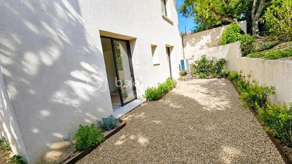 Votre conseillère Fabienne RIGAUD Bskimmobilier vous propose à Sainte-Maxime :

À seulement 500 mètres de la mer et 800 mètres du centre-ville, découvrez ce superbe appartement T4 neuf de 106 m², situé en rez-de-jardin d'une villa dans un environnement calme et recherché.

Pensé comme une maison et conçu comme un appartement, ce bien offre un art de vivre privilégié à quelques pas de la mer.

Entièrement de plain-pied et sans aucune marche, il bénéficie de deux espaces extérieurs avec jardins paysagers, équipés d'un arrosage automatique et nécessitant peu d'entretien. Sa double exposition Est/Ouest lui assure une luminosité optimale tout au long de la journée.

Neuf et jamais habité, il est disponible immédiatement : posez simplement vos valises et profitez.

Vous découvrirez une vaste pièce de vie d'environ 50 m² avec une cuisine américaine haut de gamme entièrement équipée et son îlot central. Cet espace s'ouvre directement sur un agréable jardin paysager exposé Est.

Un cellier complète l'espace de vie.

L'espace nuit se compose de deux chambres disposant chacune de leur salle d'eau privative, ainsi que d'une magnifique suite parentale avec grand dressing, salle de bains comprenant douche et baignoire, et WC indépendant.

La climatisation est présente dans l'ensemble des pièces pour un confort optimal tout au long de l'année.

À l'extérieur, un second jardin exposé Ouest vous permettra de profiter en toute tranquillité.

Prestations de qualité :
• Cuisine entièrement équipée haut de gamme
• Climatisation dans toutes les pièces
• Fibre optique
• Arrosage automatique
• Jardins paysagers déjà aménagés
• Résidence intimiste de seulement 2 lots

Pour votre confort :
• 3 places de parking privatives

Un bien rare sur le marché maximois, alliant le confort du neuf, des prestations de qualité et un emplacement privilégié à proximité immédiate des plages et des commodités.

Les photos donnent un aperçu, mais seule une visite vous permettra d'apprécier pleinement la qualité de ce bien. Contactez Fabienne RIGAUD – BSK Immobilier au 06 60 81 38 06.