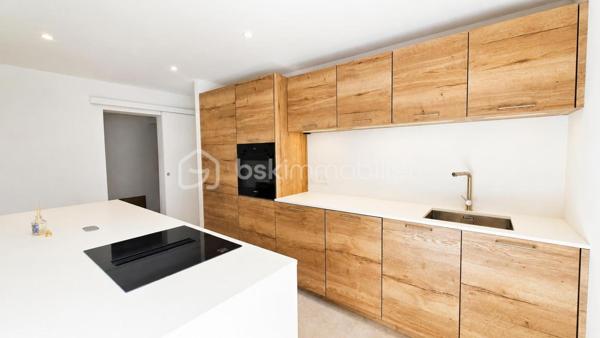 Votre conseillère Fabienne RIGAUD Bskimmobilier vous propose à Sainte-Maxime :

À seulement 500 mètres de la mer et 800 mètres du centre-ville, découvrez ce superbe appartement T4 neuf de 106 m², situé en rez-de-jardin d'une villa dans un environnement calme et recherché.

Pensé comme une maison et conçu comme un appartement, ce bien offre un art de vivre privilégié à quelques pas de la mer.

Entièrement de plain-pied et sans aucune marche, il bénéficie de deux espaces extérieurs avec jardins paysagers, équipés d'un arrosage automatique et nécessitant peu d'entretien. Sa double exposition Est/Ouest lui assure une luminosité optimale tout au long de la journée.

Neuf et jamais habité, il est disponible immédiatement : posez simplement vos valises et profitez.

Vous découvrirez une vaste pièce de vie d'environ 50 m² avec une cuisine américaine haut de gamme entièrement équipée et son îlot central. Cet espace s'ouvre directement sur un agréable jardin paysager exposé Est.

Un cellier complète l'espace de vie.

L'espace nuit se compose de deux chambres disposant chacune de leur salle d'eau privative, ainsi que d'une magnifique suite parentale avec grand dressing, salle de bains comprenant douche et baignoire, et WC indépendant.

La climatisation est présente dans l'ensemble des pièces pour un confort optimal tout au long de l'année.

À l'extérieur, un second jardin exposé Ouest vous permettra de profiter en toute tranquillité.

Prestations de qualité :
• Cuisine entièrement équipée haut de gamme
• Climatisation dans toutes les pièces
• Fibre optique
• Arrosage automatique
• Jardins paysagers déjà aménagés
• Résidence intimiste de seulement 2 lots

Pour votre confort :
• 3 places de parking privatives

Un bien rare sur le marché maximois, alliant le confort du neuf, des prestations de qualité et un emplacement privilégié à proximité immédiate des plages et des commodités.

Les photos donnent un aperçu, mais seule une visite vous permettra d'apprécier pleinement la qualité de ce bien. Contactez Fabienne RIGAUD – BSK Immobilier au 06 60 81 38 06.
