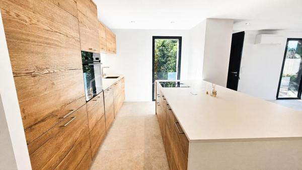 Votre conseillère Fabienne RIGAUD Bskimmobilier vous propose à Sainte-Maxime :

À seulement 500 mètres de la mer et 800 mètres du centre-ville, découvrez ce superbe appartement T4 neuf de 106 m², situé en rez-de-jardin d'une villa dans un environnement calme et recherché.

Pensé comme une maison et conçu comme un appartement, ce bien offre un art de vivre privilégié à quelques pas de la mer.

Entièrement de plain-pied et sans aucune marche, il bénéficie de deux espaces extérieurs avec jardins paysagers, équipés d'un arrosage automatique et nécessitant peu d'entretien. Sa double exposition Est/Ouest lui assure une luminosité optimale tout au long de la journée.

Neuf et jamais habité, il est disponible immédiatement : posez simplement vos valises et profitez.

Vous découvrirez une vaste pièce de vie d'environ 50 m² avec une cuisine américaine haut de gamme entièrement équipée et son îlot central. Cet espace s'ouvre directement sur un agréable jardin paysager exposé Est.

Un cellier complète l'espace de vie.

L'espace nuit se compose de deux chambres disposant chacune de leur salle d'eau privative, ainsi que d'une magnifique suite parentale avec grand dressing, salle de bains comprenant douche et baignoire, et WC indépendant.

La climatisation est présente dans l'ensemble des pièces pour un confort optimal tout au long de l'année.

À l'extérieur, un second jardin exposé Ouest vous permettra de profiter en toute tranquillité.

Prestations de qualité :
• Cuisine entièrement équipée haut de gamme
• Climatisation dans toutes les pièces
• Fibre optique
• Arrosage automatique
• Jardins paysagers déjà aménagés
• Résidence intimiste de seulement 2 lots

Pour votre confort :
• 3 places de parking privatives

Un bien rare sur le marché maximois, alliant le confort du neuf, des prestations de qualité et un emplacement privilégié à proximité immédiate des plages et des commodités.

Les photos donnent un aperçu, mais seule une visite vous permettra d'apprécier pleinement la qualité de ce bien. Contactez Fabienne RIGAUD – BSK Immobilier au 06 60 81 38 06.
