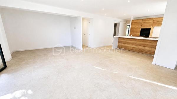Votre conseillère Fabienne RIGAUD Bskimmobilier vous propose à Sainte-Maxime :

À seulement 500 mètres de la mer et 800 mètres du centre-ville, découvrez ce superbe appartement T4 neuf de 106 m², situé en rez-de-jardin d'une villa dans un environnement calme et recherché.

Pensé comme une maison et conçu comme un appartement, ce bien offre un art de vivre privilégié à quelques pas de la mer.

Entièrement de plain-pied et sans aucune marche, il bénéficie de deux espaces extérieurs avec jardins paysagers, équipés d'un arrosage automatique et nécessitant peu d'entretien. Sa double exposition Est/Ouest lui assure une luminosité optimale tout au long de la journée.

Neuf et jamais habité, il est disponible immédiatement : posez simplement vos valises et profitez.

Vous découvrirez une vaste pièce de vie d'environ 50 m² avec une cuisine américaine haut de gamme entièrement équipée et son îlot central. Cet espace s'ouvre directement sur un agréable jardin paysager exposé Est.

Un cellier complète l'espace de vie.

L'espace nuit se compose de deux chambres disposant chacune de leur salle d'eau privative, ainsi que d'une magnifique suite parentale avec grand dressing, salle de bains comprenant douche et baignoire, et WC indépendant.

La climatisation est présente dans l'ensemble des pièces pour un confort optimal tout au long de l'année.

À l'extérieur, un second jardin exposé Ouest vous permettra de profiter en toute tranquillité.

Prestations de qualité :
• Cuisine entièrement équipée haut de gamme
• Climatisation dans toutes les pièces
• Fibre optique
• Arrosage automatique
• Jardins paysagers déjà aménagés
• Résidence intimiste de seulement 2 lots

Pour votre confort :
• 3 places de parking privatives

Un bien rare sur le marché maximois, alliant le confort du neuf, des prestations de qualité et un emplacement privilégié à proximité immédiate des plages et des commodités.

Les photos donnent un aperçu, mais seule une visite vous permettra d'apprécier pleinement la qualité de ce bien. Contactez Fabienne RIGAUD – BSK Immobilier au 06 60 81 38 06.