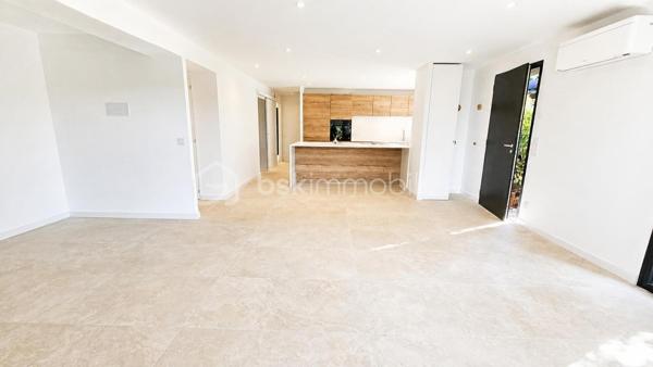 Votre conseillère Fabienne RIGAUD Bskimmobilier vous propose à Sainte-Maxime :

À seulement 500 mètres de la mer et 800 mètres du centre-ville, découvrez ce superbe appartement T4 neuf de 106 m², situé en rez-de-jardin d'une villa dans un environnement calme et recherché.

Pensé comme une maison et conçu comme un appartement, ce bien offre un art de vivre privilégié à quelques pas de la mer.

Entièrement de plain-pied et sans aucune marche, il bénéficie de deux espaces extérieurs avec jardins paysagers, équipés d'un arrosage automatique et nécessitant peu d'entretien. Sa double exposition Est/Ouest lui assure une luminosité optimale tout au long de la journée.

Neuf et jamais habité, il est disponible immédiatement : posez simplement vos valises et profitez.

Vous découvrirez une vaste pièce de vie d'environ 50 m² avec une cuisine américaine haut de gamme entièrement équipée et son îlot central. Cet espace s'ouvre directement sur un agréable jardin paysager exposé Est.

Un cellier complète l'espace de vie.

L'espace nuit se compose de deux chambres disposant chacune de leur salle d'eau privative, ainsi que d'une magnifique suite parentale avec grand dressing, salle de bains comprenant douche et baignoire, et WC indépendant.

La climatisation est présente dans l'ensemble des pièces pour un confort optimal tout au long de l'année.

À l'extérieur, un second jardin exposé Ouest vous permettra de profiter en toute tranquillité.

Prestations de qualité :
• Cuisine entièrement équipée haut de gamme
• Climatisation dans toutes les pièces
• Fibre optique
• Arrosage automatique
• Jardins paysagers déjà aménagés
• Résidence intimiste de seulement 2 lots

Pour votre confort :
• 3 places de parking privatives

Un bien rare sur le marché maximois, alliant le confort du neuf, des prestations de qualité et un emplacement privilégié à proximité immédiate des plages et des commodités.

Les photos donnent un aperçu, mais seule une visite vous permettra d'apprécier pleinement la qualité de ce bien. Contactez Fabienne RIGAUD – BSK Immobilier au 06 60 81 38 06.