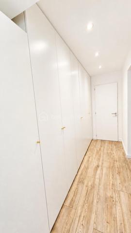Votre conseillère Fabienne RIGAUD Bskimmobilier vous propose à Sainte-Maxime :

À seulement 500 mètres de la mer et 800 mètres du centre-ville, découvrez ce superbe appartement T4 neuf de 106 m², situé en rez-de-jardin d'une villa dans un environnement calme et recherché.

Pensé comme une maison et conçu comme un appartement, ce bien offre un art de vivre privilégié à quelques pas de la mer.

Entièrement de plain-pied et sans aucune marche, il bénéficie de deux espaces extérieurs avec jardins paysagers, équipés d'un arrosage automatique et nécessitant peu d'entretien. Sa double exposition Est/Ouest lui assure une luminosité optimale tout au long de la journée.

Neuf et jamais habité, il est disponible immédiatement : posez simplement vos valises et profitez.

Vous découvrirez une vaste pièce de vie d'environ 50 m² avec une cuisine américaine haut de gamme entièrement équipée et son îlot central. Cet espace s'ouvre directement sur un agréable jardin paysager exposé Est.

Un cellier complète l'espace de vie.

L'espace nuit se compose de deux chambres disposant chacune de leur salle d'eau privative, ainsi que d'une magnifique suite parentale avec grand dressing, salle de bains comprenant douche et baignoire, et WC indépendant.

La climatisation est présente dans l'ensemble des pièces pour un confort optimal tout au long de l'année.

À l'extérieur, un second jardin exposé Ouest vous permettra de profiter en toute tranquillité.

Prestations de qualité :
• Cuisine entièrement équipée haut de gamme
• Climatisation dans toutes les pièces
• Fibre optique
• Arrosage automatique
• Jardins paysagers déjà aménagés
• Résidence intimiste de seulement 2 lots

Pour votre confort :
• 3 places de parking privatives

Un bien rare sur le marché maximois, alliant le confort du neuf, des prestations de qualité et un emplacement privilégié à proximité immédiate des plages et des commodités.

Les photos donnent un aperçu, mais seule une visite vous permettra d'apprécier pleinement la qualité de ce bien. Contactez Fabienne RIGAUD – BSK Immobilier au 06 60 81 38 06.