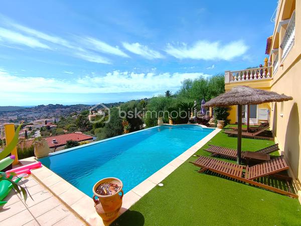 OLLIOULES – LA COURTINE

Villa avec vue panoramique, piscine à débordement et appartement indépendant

Une vue panoramique dont on ne se lasse jamais, une piscine à débordement semblant se fondre dans le paysage et un environnement préservé à quelques minutes seulement du centre d'Ollioules.

Dans l'un des secteurs résidentiels les plus recherchés de la commune, cette propriété offre un cadre de vie privilégié où intimité, lumière et panorama exceptionnel se conjuguent au quotidien.

Nichée au bout d'une impasse, à l'abri des regards, cette élégante villa construite en 2003 développe environ 225 m² habitables sur un terrain paysager de 1 662 m².

Dès les premiers instants, le charme opère.

Les volumes généreux, la luminosité omniprésente et l'ouverture permanente sur l'extérieur créent une atmosphère à la fois chaleureuse et apaisante.

Le niveau principal accueille plus de 100 m² de plain-pied baignés de lumière grâce à son exposition Sud-Sud-Ouest.

Il comprend :

• Une entrée avec dressing
• Un vaste espace de vie de près de 64 m² avec cheminée
• Une cuisine familiale entièrement équipée
• Une suite parentale avec salle d'eau privative et accès direct à la terrasse

Chaque espace profite pleinement de la vue spectaculaire qui accompagne le quotidien et prolonge naturellement les pièces de vie vers l'extérieur.

À l'étage, l'espace nuit accueille trois chambres bénéficiant chacune d'un accès direct au balcon panoramique ainsi qu'un bureau pouvant faire office de chambre supplémentaire, d'espace télétravail ou de salle de loisirs. Les autres espaces nuit se répartissent entre le niveau principal et l'appartement indépendant.

Pensée pour accueillir famille et amis dans les meilleures conditions, la propriété dispose également d'un appartement indépendant d'environ 54 m² avec terrasse privative.

Véritable atout de la propriété, cet espace complémentaire permet de recevoir en toute intimité, d'exercer une activité professionnelle indépendante ou d'envisager un revenu locatif.

À l'extérieur, le spectacle continue.

La piscine à débordement de 9 x 4 mètres semble se fondre dans le paysage et offre un point de vue privilégié sur les collines du littoral varois.

Les terrasses, espaces détente et coins repas invitent à profiter pleinement du climat méditerranéen et des couchers de soleil qui rythment les saisons.

Deux vastes restanques supplémentaires offrent encore de nombreuses possibilités d'aménagement selon vos envies : jardin méditerranéen, terrain de pétanque, espace de loisirs ou projet paysager personnalisé.

Les prestations :

• Environ 225 m² habitables
• Terrain de 1 662 m²
• Construction de 2003
• 5 chambres + 1 bureau
• 3 salles d'eau dont une à personnaliser
• Appartement indépendant de 54 m²
• Piscine à débordement 9 x 4 m
• Pompe à chaleur récente (2024)
• Climatisation réversible
• Double vitrage
• Garage de 20 m²
• Nombreuses places de stationnement
• Portail automatique

À seulement quelques minutes du centre historique d'Ollioules, des commerces, des écoles et des principaux axes de communication, cette propriété conjugue parfaitement tranquillité, confort et proximité.

Les propriétés offrant une telle combinaison de vue panoramique, d'intimité, d'espaces extérieurs, de potentiel d'accueil et de proximité avec le centre d'Ollioules sont particulièrement rares sur le secteur.

Ici, les saisons défilent, la lumière évolue au fil des heures et le panorama reste toujours aussi spectaculaire.

Visite exclusivement sur rendez-vous.

Kévin LEXA
BSK Immobilier
Disponible 7J/7