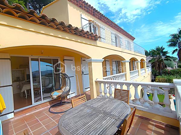 OLLIOULES – LA COURTINE

Villa avec vue panoramique, piscine à débordement et appartement indépendant

Une vue panoramique dont on ne se lasse jamais, une piscine à débordement semblant se fondre dans le paysage et un environnement préservé à quelques minutes seulement du centre d'Ollioules.

Dans l'un des secteurs résidentiels les plus recherchés de la commune, cette propriété offre un cadre de vie privilégié où intimité, lumière et panorama exceptionnel se conjuguent au quotidien.

Nichée au bout d'une impasse, à l'abri des regards, cette élégante villa construite en 2003 développe environ 225 m² habitables sur un terrain paysager de 1 662 m².

Dès les premiers instants, le charme opère.

Les volumes généreux, la luminosité omniprésente et l'ouverture permanente sur l'extérieur créent une atmosphère à la fois chaleureuse et apaisante.

Le niveau principal accueille plus de 100 m² de plain-pied baignés de lumière grâce à son exposition Sud-Sud-Ouest.

Il comprend :

• Une entrée avec dressing
• Un vaste espace de vie de près de 64 m² avec cheminée
• Une cuisine familiale entièrement équipée
• Une suite parentale avec salle d'eau privative et accès direct à la terrasse

Chaque espace profite pleinement de la vue spectaculaire qui accompagne le quotidien et prolonge naturellement les pièces de vie vers l'extérieur.

À l'étage, l'espace nuit accueille trois chambres bénéficiant chacune d'un accès direct au balcon panoramique ainsi qu'un bureau pouvant faire office de chambre supplémentaire, d'espace télétravail ou de salle de loisirs. Les autres espaces nuit se répartissent entre le niveau principal et l'appartement indépendant.

Pensée pour accueillir famille et amis dans les meilleures conditions, la propriété dispose également d'un appartement indépendant d'environ 54 m² avec terrasse privative.

Véritable atout de la propriété, cet espace complémentaire permet de recevoir en toute intimité, d'exercer une activité professionnelle indépendante ou d'envisager un revenu locatif.

À l'extérieur, le spectacle continue.

La piscine à débordement de 9 x 4 mètres semble se fondre dans le paysage et offre un point de vue privilégié sur les collines du littoral varois.

Les terrasses, espaces détente et coins repas invitent à profiter pleinement du climat méditerranéen et des couchers de soleil qui rythment les saisons.

Deux vastes restanques supplémentaires offrent encore de nombreuses possibilités d'aménagement selon vos envies : jardin méditerranéen, terrain de pétanque, espace de loisirs ou projet paysager personnalisé.

Les prestations :

• Environ 225 m² habitables
• Terrain de 1 662 m²
• Construction de 2003
• 5 chambres + 1 bureau
• 3 salles d'eau dont une à personnaliser
• Appartement indépendant de 54 m²
• Piscine à débordement 9 x 4 m
• Pompe à chaleur récente (2024)
• Climatisation réversible
• Double vitrage
• Garage de 20 m²
• Nombreuses places de stationnement
• Portail automatique

À seulement quelques minutes du centre historique d'Ollioules, des commerces, des écoles et des principaux axes de communication, cette propriété conjugue parfaitement tranquillité, confort et proximité.

Les propriétés offrant une telle combinaison de vue panoramique, d'intimité, d'espaces extérieurs, de potentiel d'accueil et de proximité avec le centre d'Ollioules sont particulièrement rares sur le secteur.

Ici, les saisons défilent, la lumière évolue au fil des heures et le panorama reste toujours aussi spectaculaire.

Visite exclusivement sur rendez-vous.

Kévin LEXA
BSK Immobilier
Disponible 7J/7