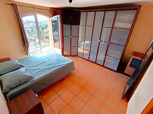 OLLIOULES – LA COURTINE

Villa avec vue panoramique, piscine à débordement et appartement indépendant

Une vue panoramique dont on ne se lasse jamais, une piscine à débordement semblant se fondre dans le paysage et un environnement préservé à quelques minutes seulement du centre d'Ollioules.

Dans l'un des secteurs résidentiels les plus recherchés de la commune, cette propriété offre un cadre de vie privilégié où intimité, lumière et panorama exceptionnel se conjuguent au quotidien.

Nichée au bout d'une impasse, à l'abri des regards, cette élégante villa construite en 2003 développe environ 225 m² habitables sur un terrain paysager de 1 662 m².

Dès les premiers instants, le charme opère.

Les volumes généreux, la luminosité omniprésente et l'ouverture permanente sur l'extérieur créent une atmosphère à la fois chaleureuse et apaisante.

Le niveau principal accueille plus de 100 m² de plain-pied baignés de lumière grâce à son exposition Sud-Sud-Ouest.

Il comprend :

• Une entrée avec dressing
• Un vaste espace de vie de près de 64 m² avec cheminée
• Une cuisine familiale entièrement équipée
• Une suite parentale avec salle d'eau privative et accès direct à la terrasse

Chaque espace profite pleinement de la vue spectaculaire qui accompagne le quotidien et prolonge naturellement les pièces de vie vers l'extérieur.

À l'étage, l'espace nuit accueille trois chambres bénéficiant chacune d'un accès direct au balcon panoramique ainsi qu'un bureau pouvant faire office de chambre supplémentaire, d'espace télétravail ou de salle de loisirs. Les autres espaces nuit se répartissent entre le niveau principal et l'appartement indépendant.

Pensée pour accueillir famille et amis dans les meilleures conditions, la propriété dispose également d'un appartement indépendant d'environ 54 m² avec terrasse privative.

Véritable atout de la propriété, cet espace complémentaire permet de recevoir en toute intimité, d'exercer une activité professionnelle indépendante ou d'envisager un revenu locatif.

À l'extérieur, le spectacle continue.

La piscine à débordement de 9 x 4 mètres semble se fondre dans le paysage et offre un point de vue privilégié sur les collines du littoral varois.

Les terrasses, espaces détente et coins repas invitent à profiter pleinement du climat méditerranéen et des couchers de soleil qui rythment les saisons.

Deux vastes restanques supplémentaires offrent encore de nombreuses possibilités d'aménagement selon vos envies : jardin méditerranéen, terrain de pétanque, espace de loisirs ou projet paysager personnalisé.

Les prestations :

• Environ 225 m² habitables
• Terrain de 1 662 m²
• Construction de 2003
• 5 chambres + 1 bureau
• 3 salles d'eau dont une à personnaliser
• Appartement indépendant de 54 m²
• Piscine à débordement 9 x 4 m
• Pompe à chaleur récente (2024)
• Climatisation réversible
• Double vitrage
• Garage de 20 m²
• Nombreuses places de stationnement
• Portail automatique

À seulement quelques minutes du centre historique d'Ollioules, des commerces, des écoles et des principaux axes de communication, cette propriété conjugue parfaitement tranquillité, confort et proximité.

Les propriétés offrant une telle combinaison de vue panoramique, d'intimité, d'espaces extérieurs, de potentiel d'accueil et de proximité avec le centre d'Ollioules sont particulièrement rares sur le secteur.

Ici, les saisons défilent, la lumière évolue au fil des heures et le panorama reste toujours aussi spectaculaire.

Visite exclusivement sur rendez-vous.

Kévin LEXA
BSK Immobilier
Disponible 7J/7