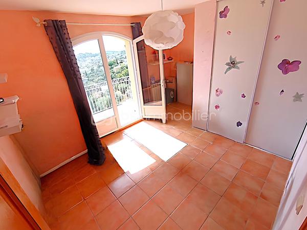 OLLIOULES – LA COURTINE

Villa avec vue panoramique, piscine à débordement et appartement indépendant

Une vue panoramique dont on ne se lasse jamais, une piscine à débordement semblant se fondre dans le paysage et un environnement préservé à quelques minutes seulement du centre d'Ollioules.

Dans l'un des secteurs résidentiels les plus recherchés de la commune, cette propriété offre un cadre de vie privilégié où intimité, lumière et panorama exceptionnel se conjuguent au quotidien.

Nichée au bout d'une impasse, à l'abri des regards, cette élégante villa construite en 2003 développe environ 225 m² habitables sur un terrain paysager de 1 662 m².

Dès les premiers instants, le charme opère.

Les volumes généreux, la luminosité omniprésente et l'ouverture permanente sur l'extérieur créent une atmosphère à la fois chaleureuse et apaisante.

Le niveau principal accueille plus de 100 m² de plain-pied baignés de lumière grâce à son exposition Sud-Sud-Ouest.

Il comprend :

• Une entrée avec dressing
• Un vaste espace de vie de près de 64 m² avec cheminée
• Une cuisine familiale entièrement équipée
• Une suite parentale avec salle d'eau privative et accès direct à la terrasse

Chaque espace profite pleinement de la vue spectaculaire qui accompagne le quotidien et prolonge naturellement les pièces de vie vers l'extérieur.

À l'étage, l'espace nuit accueille trois chambres bénéficiant chacune d'un accès direct au balcon panoramique ainsi qu'un bureau pouvant faire office de chambre supplémentaire, d'espace télétravail ou de salle de loisirs. Les autres espaces nuit se répartissent entre le niveau principal et l'appartement indépendant.

Pensée pour accueillir famille et amis dans les meilleures conditions, la propriété dispose également d'un appartement indépendant d'environ 54 m² avec terrasse privative.

Véritable atout de la propriété, cet espace complémentaire permet de recevoir en toute intimité, d'exercer une activité professionnelle indépendante ou d'envisager un revenu locatif.

À l'extérieur, le spectacle continue.

La piscine à débordement de 9 x 4 mètres semble se fondre dans le paysage et offre un point de vue privilégié sur les collines du littoral varois.

Les terrasses, espaces détente et coins repas invitent à profiter pleinement du climat méditerranéen et des couchers de soleil qui rythment les saisons.

Deux vastes restanques supplémentaires offrent encore de nombreuses possibilités d'aménagement selon vos envies : jardin méditerranéen, terrain de pétanque, espace de loisirs ou projet paysager personnalisé.

Les prestations :

• Environ 225 m² habitables
• Terrain de 1 662 m²
• Construction de 2003
• 5 chambres + 1 bureau
• 3 salles d'eau dont une à personnaliser
• Appartement indépendant de 54 m²
• Piscine à débordement 9 x 4 m
• Pompe à chaleur récente (2024)
• Climatisation réversible
• Double vitrage
• Garage de 20 m²
• Nombreuses places de stationnement
• Portail automatique

À seulement quelques minutes du centre historique d'Ollioules, des commerces, des écoles et des principaux axes de communication, cette propriété conjugue parfaitement tranquillité, confort et proximité.

Les propriétés offrant une telle combinaison de vue panoramique, d'intimité, d'espaces extérieurs, de potentiel d'accueil et de proximité avec le centre d'Ollioules sont particulièrement rares sur le secteur.

Ici, les saisons défilent, la lumière évolue au fil des heures et le panorama reste toujours aussi spectaculaire.

Visite exclusivement sur rendez-vous.

Kévin LEXA
BSK Immobilier
Disponible 7J/7