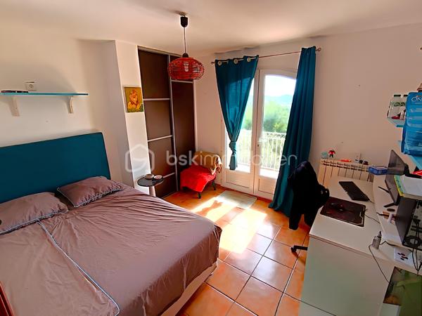 OLLIOULES – LA COURTINE

Villa avec vue panoramique, piscine à débordement et appartement indépendant

Une vue panoramique dont on ne se lasse jamais, une piscine à débordement semblant se fondre dans le paysage et un environnement préservé à quelques minutes seulement du centre d'Ollioules.

Dans l'un des secteurs résidentiels les plus recherchés de la commune, cette propriété offre un cadre de vie privilégié où intimité, lumière et panorama exceptionnel se conjuguent au quotidien.

Nichée au bout d'une impasse, à l'abri des regards, cette élégante villa construite en 2003 développe environ 225 m² habitables sur un terrain paysager de 1 662 m².

Dès les premiers instants, le charme opère.

Les volumes généreux, la luminosité omniprésente et l'ouverture permanente sur l'extérieur créent une atmosphère à la fois chaleureuse et apaisante.

Le niveau principal accueille plus de 100 m² de plain-pied baignés de lumière grâce à son exposition Sud-Sud-Ouest.

Il comprend :

• Une entrée avec dressing
• Un vaste espace de vie de près de 64 m² avec cheminée
• Une cuisine familiale entièrement équipée
• Une suite parentale avec salle d'eau privative et accès direct à la terrasse

Chaque espace profite pleinement de la vue spectaculaire qui accompagne le quotidien et prolonge naturellement les pièces de vie vers l'extérieur.

À l'étage, l'espace nuit accueille trois chambres bénéficiant chacune d'un accès direct au balcon panoramique ainsi qu'un bureau pouvant faire office de chambre supplémentaire, d'espace télétravail ou de salle de loisirs. Les autres espaces nuit se répartissent entre le niveau principal et l'appartement indépendant.

Pensée pour accueillir famille et amis dans les meilleures conditions, la propriété dispose également d'un appartement indépendant d'environ 54 m² avec terrasse privative.

Véritable atout de la propriété, cet espace complémentaire permet de recevoir en toute intimité, d'exercer une activité professionnelle indépendante ou d'envisager un revenu locatif.

À l'extérieur, le spectacle continue.

La piscine à débordement de 9 x 4 mètres semble se fondre dans le paysage et offre un point de vue privilégié sur les collines du littoral varois.

Les terrasses, espaces détente et coins repas invitent à profiter pleinement du climat méditerranéen et des couchers de soleil qui rythment les saisons.

Deux vastes restanques supplémentaires offrent encore de nombreuses possibilités d'aménagement selon vos envies : jardin méditerranéen, terrain de pétanque, espace de loisirs ou projet paysager personnalisé.

Les prestations :

• Environ 225 m² habitables
• Terrain de 1 662 m²
• Construction de 2003
• 5 chambres + 1 bureau
• 3 salles d'eau dont une à personnaliser
• Appartement indépendant de 54 m²
• Piscine à débordement 9 x 4 m
• Pompe à chaleur récente (2024)
• Climatisation réversible
• Double vitrage
• Garage de 20 m²
• Nombreuses places de stationnement
• Portail automatique

À seulement quelques minutes du centre historique d'Ollioules, des commerces, des écoles et des principaux axes de communication, cette propriété conjugue parfaitement tranquillité, confort et proximité.

Les propriétés offrant une telle combinaison de vue panoramique, d'intimité, d'espaces extérieurs, de potentiel d'accueil et de proximité avec le centre d'Ollioules sont particulièrement rares sur le secteur.

Ici, les saisons défilent, la lumière évolue au fil des heures et le panorama reste toujours aussi spectaculaire.

Visite exclusivement sur rendez-vous.

Kévin LEXA
BSK Immobilier
Disponible 7J/7