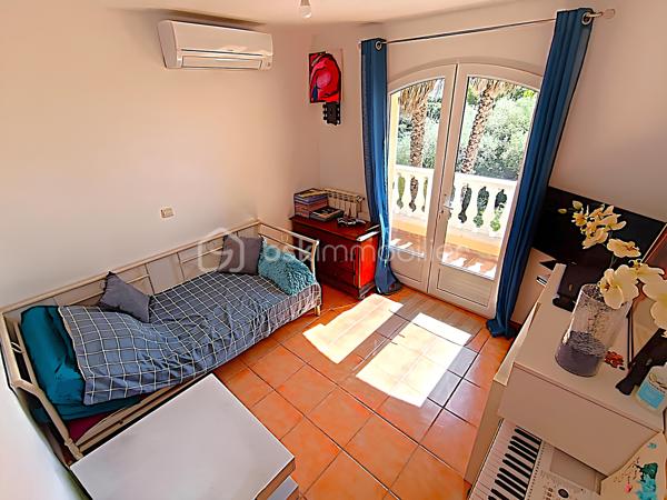 OLLIOULES – LA COURTINE

Villa avec vue panoramique, piscine à débordement et appartement indépendant

Une vue panoramique dont on ne se lasse jamais, une piscine à débordement semblant se fondre dans le paysage et un environnement préservé à quelques minutes seulement du centre d'Ollioules.

Dans l'un des secteurs résidentiels les plus recherchés de la commune, cette propriété offre un cadre de vie privilégié où intimité, lumière et panorama exceptionnel se conjuguent au quotidien.

Nichée au bout d'une impasse, à l'abri des regards, cette élégante villa construite en 2003 développe environ 225 m² habitables sur un terrain paysager de 1 662 m².

Dès les premiers instants, le charme opère.

Les volumes généreux, la luminosité omniprésente et l'ouverture permanente sur l'extérieur créent une atmosphère à la fois chaleureuse et apaisante.

Le niveau principal accueille plus de 100 m² de plain-pied baignés de lumière grâce à son exposition Sud-Sud-Ouest.

Il comprend :

• Une entrée avec dressing
• Un vaste espace de vie de près de 64 m² avec cheminée
• Une cuisine familiale entièrement équipée
• Une suite parentale avec salle d'eau privative et accès direct à la terrasse

Chaque espace profite pleinement de la vue spectaculaire qui accompagne le quotidien et prolonge naturellement les pièces de vie vers l'extérieur.

À l'étage, l'espace nuit accueille trois chambres bénéficiant chacune d'un accès direct au balcon panoramique ainsi qu'un bureau pouvant faire office de chambre supplémentaire, d'espace télétravail ou de salle de loisirs. Les autres espaces nuit se répartissent entre le niveau principal et l'appartement indépendant.

Pensée pour accueillir famille et amis dans les meilleures conditions, la propriété dispose également d'un appartement indépendant d'environ 54 m² avec terrasse privative.

Véritable atout de la propriété, cet espace complémentaire permet de recevoir en toute intimité, d'exercer une activité professionnelle indépendante ou d'envisager un revenu locatif.

À l'extérieur, le spectacle continue.

La piscine à débordement de 9 x 4 mètres semble se fondre dans le paysage et offre un point de vue privilégié sur les collines du littoral varois.

Les terrasses, espaces détente et coins repas invitent à profiter pleinement du climat méditerranéen et des couchers de soleil qui rythment les saisons.

Deux vastes restanques supplémentaires offrent encore de nombreuses possibilités d'aménagement selon vos envies : jardin méditerranéen, terrain de pétanque, espace de loisirs ou projet paysager personnalisé.

Les prestations :

• Environ 225 m² habitables
• Terrain de 1 662 m²
• Construction de 2003
• 5 chambres + 1 bureau
• 3 salles d'eau dont une à personnaliser
• Appartement indépendant de 54 m²
• Piscine à débordement 9 x 4 m
• Pompe à chaleur récente (2024)
• Climatisation réversible
• Double vitrage
• Garage de 20 m²
• Nombreuses places de stationnement
• Portail automatique

À seulement quelques minutes du centre historique d'Ollioules, des commerces, des écoles et des principaux axes de communication, cette propriété conjugue parfaitement tranquillité, confort et proximité.

Les propriétés offrant une telle combinaison de vue panoramique, d'intimité, d'espaces extérieurs, de potentiel d'accueil et de proximité avec le centre d'Ollioules sont particulièrement rares sur le secteur.

Ici, les saisons défilent, la lumière évolue au fil des heures et le panorama reste toujours aussi spectaculaire.

Visite exclusivement sur rendez-vous.

Kévin LEXA
BSK Immobilier
Disponible 7J/7