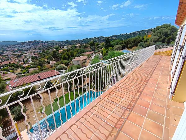 OLLIOULES – LA COURTINE

Villa avec vue panoramique, piscine à débordement et appartement indépendant

Une vue panoramique dont on ne se lasse jamais, une piscine à débordement semblant se fondre dans le paysage et un environnement préservé à quelques minutes seulement du centre d'Ollioules.

Dans l'un des secteurs résidentiels les plus recherchés de la commune, cette propriété offre un cadre de vie privilégié où intimité, lumière et panorama exceptionnel se conjuguent au quotidien.

Nichée au bout d'une impasse, à l'abri des regards, cette élégante villa construite en 2003 développe environ 225 m² habitables sur un terrain paysager de 1 662 m².

Dès les premiers instants, le charme opère.

Les volumes généreux, la luminosité omniprésente et l'ouverture permanente sur l'extérieur créent une atmosphère à la fois chaleureuse et apaisante.

Le niveau principal accueille plus de 100 m² de plain-pied baignés de lumière grâce à son exposition Sud-Sud-Ouest.

Il comprend :

• Une entrée avec dressing
• Un vaste espace de vie de près de 64 m² avec cheminée
• Une cuisine familiale entièrement équipée
• Une suite parentale avec salle d'eau privative et accès direct à la terrasse

Chaque espace profite pleinement de la vue spectaculaire qui accompagne le quotidien et prolonge naturellement les pièces de vie vers l'extérieur.

À l'étage, l'espace nuit accueille trois chambres bénéficiant chacune d'un accès direct au balcon panoramique ainsi qu'un bureau pouvant faire office de chambre supplémentaire, d'espace télétravail ou de salle de loisirs. Les autres espaces nuit se répartissent entre le niveau principal et l'appartement indépendant.

Pensée pour accueillir famille et amis dans les meilleures conditions, la propriété dispose également d'un appartement indépendant d'environ 54 m² avec terrasse privative.

Véritable atout de la propriété, cet espace complémentaire permet de recevoir en toute intimité, d'exercer une activité professionnelle indépendante ou d'envisager un revenu locatif.

À l'extérieur, le spectacle continue.

La piscine à débordement de 9 x 4 mètres semble se fondre dans le paysage et offre un point de vue privilégié sur les collines du littoral varois.

Les terrasses, espaces détente et coins repas invitent à profiter pleinement du climat méditerranéen et des couchers de soleil qui rythment les saisons.

Deux vastes restanques supplémentaires offrent encore de nombreuses possibilités d'aménagement selon vos envies : jardin méditerranéen, terrain de pétanque, espace de loisirs ou projet paysager personnalisé.

Les prestations :

• Environ 225 m² habitables
• Terrain de 1 662 m²
• Construction de 2003
• 5 chambres + 1 bureau
• 3 salles d'eau dont une à personnaliser
• Appartement indépendant de 54 m²
• Piscine à débordement 9 x 4 m
• Pompe à chaleur récente (2024)
• Climatisation réversible
• Double vitrage
• Garage de 20 m²
• Nombreuses places de stationnement
• Portail automatique

À seulement quelques minutes du centre historique d'Ollioules, des commerces, des écoles et des principaux axes de communication, cette propriété conjugue parfaitement tranquillité, confort et proximité.

Les propriétés offrant une telle combinaison de vue panoramique, d'intimité, d'espaces extérieurs, de potentiel d'accueil et de proximité avec le centre d'Ollioules sont particulièrement rares sur le secteur.

Ici, les saisons défilent, la lumière évolue au fil des heures et le panorama reste toujours aussi spectaculaire.

Visite exclusivement sur rendez-vous.

Kévin LEXA
BSK Immobilier
Disponible 7J/7