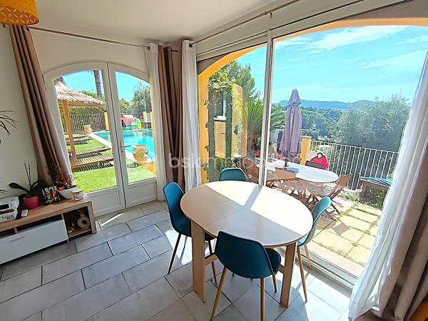 OLLIOULES – LA COURTINE

Villa avec vue panoramique, piscine à débordement et appartement indépendant

Une vue panoramique dont on ne se lasse jamais, une piscine à débordement semblant se fondre dans le paysage et un environnement préservé à quelques minutes seulement du centre d'Ollioules.

Dans l'un des secteurs résidentiels les plus recherchés de la commune, cette propriété offre un cadre de vie privilégié où intimité, lumière et panorama exceptionnel se conjuguent au quotidien.

Nichée au bout d'une impasse, à l'abri des regards, cette élégante villa construite en 2003 développe environ 225 m² habitables sur un terrain paysager de 1 662 m².

Dès les premiers instants, le charme opère.

Les volumes généreux, la luminosité omniprésente et l'ouverture permanente sur l'extérieur créent une atmosphère à la fois chaleureuse et apaisante.

Le niveau principal accueille plus de 100 m² de plain-pied baignés de lumière grâce à son exposition Sud-Sud-Ouest.

Il comprend :

• Une entrée avec dressing
• Un vaste espace de vie de près de 64 m² avec cheminée
• Une cuisine familiale entièrement équipée
• Une suite parentale avec salle d'eau privative et accès direct à la terrasse

Chaque espace profite pleinement de la vue spectaculaire qui accompagne le quotidien et prolonge naturellement les pièces de vie vers l'extérieur.

À l'étage, l'espace nuit accueille trois chambres bénéficiant chacune d'un accès direct au balcon panoramique ainsi qu'un bureau pouvant faire office de chambre supplémentaire, d'espace télétravail ou de salle de loisirs. Les autres espaces nuit se répartissent entre le niveau principal et l'appartement indépendant.

Pensée pour accueillir famille et amis dans les meilleures conditions, la propriété dispose également d'un appartement indépendant d'environ 54 m² avec terrasse privative.

Véritable atout de la propriété, cet espace complémentaire permet de recevoir en toute intimité, d'exercer une activité professionnelle indépendante ou d'envisager un revenu locatif.

À l'extérieur, le spectacle continue.

La piscine à débordement de 9 x 4 mètres semble se fondre dans le paysage et offre un point de vue privilégié sur les collines du littoral varois.

Les terrasses, espaces détente et coins repas invitent à profiter pleinement du climat méditerranéen et des couchers de soleil qui rythment les saisons.

Deux vastes restanques supplémentaires offrent encore de nombreuses possibilités d'aménagement selon vos envies : jardin méditerranéen, terrain de pétanque, espace de loisirs ou projet paysager personnalisé.

Les prestations :

• Environ 225 m² habitables
• Terrain de 1 662 m²
• Construction de 2003
• 5 chambres + 1 bureau
• 3 salles d'eau dont une à personnaliser
• Appartement indépendant de 54 m²
• Piscine à débordement 9 x 4 m
• Pompe à chaleur récente (2024)
• Climatisation réversible
• Double vitrage
• Garage de 20 m²
• Nombreuses places de stationnement
• Portail automatique

À seulement quelques minutes du centre historique d'Ollioules, des commerces, des écoles et des principaux axes de communication, cette propriété conjugue parfaitement tranquillité, confort et proximité.

Les propriétés offrant une telle combinaison de vue panoramique, d'intimité, d'espaces extérieurs, de potentiel d'accueil et de proximité avec le centre d'Ollioules sont particulièrement rares sur le secteur.

Ici, les saisons défilent, la lumière évolue au fil des heures et le panorama reste toujours aussi spectaculaire.

Visite exclusivement sur rendez-vous.

Kévin LEXA
BSK Immobilier
Disponible 7J/7