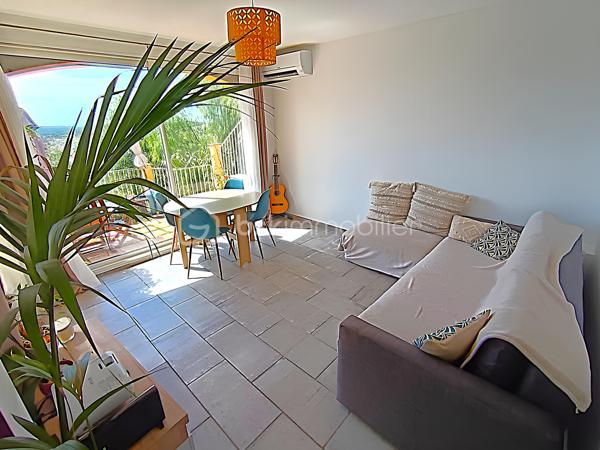 OLLIOULES – LA COURTINE

Villa avec vue panoramique, piscine à débordement et appartement indépendant

Une vue panoramique dont on ne se lasse jamais, une piscine à débordement semblant se fondre dans le paysage et un environnement préservé à quelques minutes seulement du centre d'Ollioules.

Dans l'un des secteurs résidentiels les plus recherchés de la commune, cette propriété offre un cadre de vie privilégié où intimité, lumière et panorama exceptionnel se conjuguent au quotidien.

Nichée au bout d'une impasse, à l'abri des regards, cette élégante villa construite en 2003 développe environ 225 m² habitables sur un terrain paysager de 1 662 m².

Dès les premiers instants, le charme opère.

Les volumes généreux, la luminosité omniprésente et l'ouverture permanente sur l'extérieur créent une atmosphère à la fois chaleureuse et apaisante.

Le niveau principal accueille plus de 100 m² de plain-pied baignés de lumière grâce à son exposition Sud-Sud-Ouest.

Il comprend :

• Une entrée avec dressing
• Un vaste espace de vie de près de 64 m² avec cheminée
• Une cuisine familiale entièrement équipée
• Une suite parentale avec salle d'eau privative et accès direct à la terrasse

Chaque espace profite pleinement de la vue spectaculaire qui accompagne le quotidien et prolonge naturellement les pièces de vie vers l'extérieur.

À l'étage, l'espace nuit accueille trois chambres bénéficiant chacune d'un accès direct au balcon panoramique ainsi qu'un bureau pouvant faire office de chambre supplémentaire, d'espace télétravail ou de salle de loisirs. Les autres espaces nuit se répartissent entre le niveau principal et l'appartement indépendant.

Pensée pour accueillir famille et amis dans les meilleures conditions, la propriété dispose également d'un appartement indépendant d'environ 54 m² avec terrasse privative.

Véritable atout de la propriété, cet espace complémentaire permet de recevoir en toute intimité, d'exercer une activité professionnelle indépendante ou d'envisager un revenu locatif.

À l'extérieur, le spectacle continue.

La piscine à débordement de 9 x 4 mètres semble se fondre dans le paysage et offre un point de vue privilégié sur les collines du littoral varois.

Les terrasses, espaces détente et coins repas invitent à profiter pleinement du climat méditerranéen et des couchers de soleil qui rythment les saisons.

Deux vastes restanques supplémentaires offrent encore de nombreuses possibilités d'aménagement selon vos envies : jardin méditerranéen, terrain de pétanque, espace de loisirs ou projet paysager personnalisé.

Les prestations :

• Environ 225 m² habitables
• Terrain de 1 662 m²
• Construction de 2003
• 5 chambres + 1 bureau
• 3 salles d'eau dont une à personnaliser
• Appartement indépendant de 54 m²
• Piscine à débordement 9 x 4 m
• Pompe à chaleur récente (2024)
• Climatisation réversible
• Double vitrage
• Garage de 20 m²
• Nombreuses places de stationnement
• Portail automatique

À seulement quelques minutes du centre historique d'Ollioules, des commerces, des écoles et des principaux axes de communication, cette propriété conjugue parfaitement tranquillité, confort et proximité.

Les propriétés offrant une telle combinaison de vue panoramique, d'intimité, d'espaces extérieurs, de potentiel d'accueil et de proximité avec le centre d'Ollioules sont particulièrement rares sur le secteur.

Ici, les saisons défilent, la lumière évolue au fil des heures et le panorama reste toujours aussi spectaculaire.

Visite exclusivement sur rendez-vous.

Kévin LEXA
BSK Immobilier
Disponible 7J/7