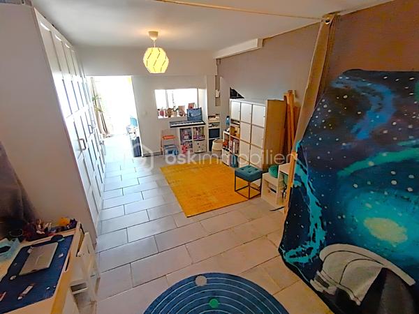 OLLIOULES – LA COURTINE

Villa avec vue panoramique, piscine à débordement et appartement indépendant

Une vue panoramique dont on ne se lasse jamais, une piscine à débordement semblant se fondre dans le paysage et un environnement préservé à quelques minutes seulement du centre d'Ollioules.

Dans l'un des secteurs résidentiels les plus recherchés de la commune, cette propriété offre un cadre de vie privilégié où intimité, lumière et panorama exceptionnel se conjuguent au quotidien.

Nichée au bout d'une impasse, à l'abri des regards, cette élégante villa construite en 2003 développe environ 225 m² habitables sur un terrain paysager de 1 662 m².

Dès les premiers instants, le charme opère.

Les volumes généreux, la luminosité omniprésente et l'ouverture permanente sur l'extérieur créent une atmosphère à la fois chaleureuse et apaisante.

Le niveau principal accueille plus de 100 m² de plain-pied baignés de lumière grâce à son exposition Sud-Sud-Ouest.

Il comprend :

• Une entrée avec dressing
• Un vaste espace de vie de près de 64 m² avec cheminée
• Une cuisine familiale entièrement équipée
• Une suite parentale avec salle d'eau privative et accès direct à la terrasse

Chaque espace profite pleinement de la vue spectaculaire qui accompagne le quotidien et prolonge naturellement les pièces de vie vers l'extérieur.

À l'étage, l'espace nuit accueille trois chambres bénéficiant chacune d'un accès direct au balcon panoramique ainsi qu'un bureau pouvant faire office de chambre supplémentaire, d'espace télétravail ou de salle de loisirs. Les autres espaces nuit se répartissent entre le niveau principal et l'appartement indépendant.

Pensée pour accueillir famille et amis dans les meilleures conditions, la propriété dispose également d'un appartement indépendant d'environ 54 m² avec terrasse privative.

Véritable atout de la propriété, cet espace complémentaire permet de recevoir en toute intimité, d'exercer une activité professionnelle indépendante ou d'envisager un revenu locatif.

À l'extérieur, le spectacle continue.

La piscine à débordement de 9 x 4 mètres semble se fondre dans le paysage et offre un point de vue privilégié sur les collines du littoral varois.

Les terrasses, espaces détente et coins repas invitent à profiter pleinement du climat méditerranéen et des couchers de soleil qui rythment les saisons.

Deux vastes restanques supplémentaires offrent encore de nombreuses possibilités d'aménagement selon vos envies : jardin méditerranéen, terrain de pétanque, espace de loisirs ou projet paysager personnalisé.

Les prestations :

• Environ 225 m² habitables
• Terrain de 1 662 m²
• Construction de 2003
• 5 chambres + 1 bureau
• 3 salles d'eau dont une à personnaliser
• Appartement indépendant de 54 m²
• Piscine à débordement 9 x 4 m
• Pompe à chaleur récente (2024)
• Climatisation réversible
• Double vitrage
• Garage de 20 m²
• Nombreuses places de stationnement
• Portail automatique

À seulement quelques minutes du centre historique d'Ollioules, des commerces, des écoles et des principaux axes de communication, cette propriété conjugue parfaitement tranquillité, confort et proximité.

Les propriétés offrant une telle combinaison de vue panoramique, d'intimité, d'espaces extérieurs, de potentiel d'accueil et de proximité avec le centre d'Ollioules sont particulièrement rares sur le secteur.

Ici, les saisons défilent, la lumière évolue au fil des heures et le panorama reste toujours aussi spectaculaire.

Visite exclusivement sur rendez-vous.

Kévin LEXA
BSK Immobilier
Disponible 7J/7