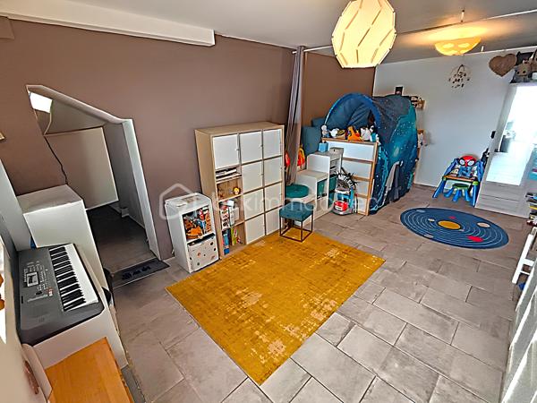 OLLIOULES – LA COURTINE

Villa avec vue panoramique, piscine à débordement et appartement indépendant

Une vue panoramique dont on ne se lasse jamais, une piscine à débordement semblant se fondre dans le paysage et un environnement préservé à quelques minutes seulement du centre d'Ollioules.

Dans l'un des secteurs résidentiels les plus recherchés de la commune, cette propriété offre un cadre de vie privilégié où intimité, lumière et panorama exceptionnel se conjuguent au quotidien.

Nichée au bout d'une impasse, à l'abri des regards, cette élégante villa construite en 2003 développe environ 225 m² habitables sur un terrain paysager de 1 662 m².

Dès les premiers instants, le charme opère.

Les volumes généreux, la luminosité omniprésente et l'ouverture permanente sur l'extérieur créent une atmosphère à la fois chaleureuse et apaisante.

Le niveau principal accueille plus de 100 m² de plain-pied baignés de lumière grâce à son exposition Sud-Sud-Ouest.

Il comprend :

• Une entrée avec dressing
• Un vaste espace de vie de près de 64 m² avec cheminée
• Une cuisine familiale entièrement équipée
• Une suite parentale avec salle d'eau privative et accès direct à la terrasse

Chaque espace profite pleinement de la vue spectaculaire qui accompagne le quotidien et prolonge naturellement les pièces de vie vers l'extérieur.

À l'étage, l'espace nuit accueille trois chambres bénéficiant chacune d'un accès direct au balcon panoramique ainsi qu'un bureau pouvant faire office de chambre supplémentaire, d'espace télétravail ou de salle de loisirs. Les autres espaces nuit se répartissent entre le niveau principal et l'appartement indépendant.

Pensée pour accueillir famille et amis dans les meilleures conditions, la propriété dispose également d'un appartement indépendant d'environ 54 m² avec terrasse privative.

Véritable atout de la propriété, cet espace complémentaire permet de recevoir en toute intimité, d'exercer une activité professionnelle indépendante ou d'envisager un revenu locatif.

À l'extérieur, le spectacle continue.

La piscine à débordement de 9 x 4 mètres semble se fondre dans le paysage et offre un point de vue privilégié sur les collines du littoral varois.

Les terrasses, espaces détente et coins repas invitent à profiter pleinement du climat méditerranéen et des couchers de soleil qui rythment les saisons.

Deux vastes restanques supplémentaires offrent encore de nombreuses possibilités d'aménagement selon vos envies : jardin méditerranéen, terrain de pétanque, espace de loisirs ou projet paysager personnalisé.

Les prestations :

• Environ 225 m² habitables
• Terrain de 1 662 m²
• Construction de 2003
• 5 chambres + 1 bureau
• 3 salles d'eau dont une à personnaliser
• Appartement indépendant de 54 m²
• Piscine à débordement 9 x 4 m
• Pompe à chaleur récente (2024)
• Climatisation réversible
• Double vitrage
• Garage de 20 m²
• Nombreuses places de stationnement
• Portail automatique

À seulement quelques minutes du centre historique d'Ollioules, des commerces, des écoles et des principaux axes de communication, cette propriété conjugue parfaitement tranquillité, confort et proximité.

Les propriétés offrant une telle combinaison de vue panoramique, d'intimité, d'espaces extérieurs, de potentiel d'accueil et de proximité avec le centre d'Ollioules sont particulièrement rares sur le secteur.

Ici, les saisons défilent, la lumière évolue au fil des heures et le panorama reste toujours aussi spectaculaire.

Visite exclusivement sur rendez-vous.

Kévin LEXA
BSK Immobilier
Disponible 7J/7